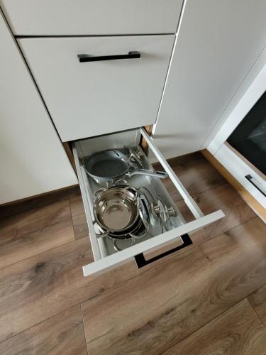 una lavastoviglie in cucina sotto un armadio di Apartament Stadion a Kamienna Góra