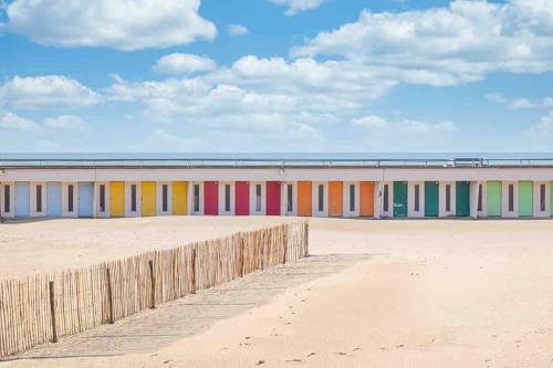 un edificio con porte colorate sulla spiaggia di Studio «  La Mouette Rieuse » a Le Touquet-Paris-Plage