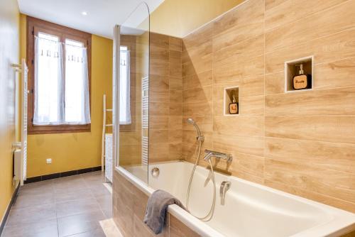 a large bathroom with a tub and a shower at Maison du capitole in Narbonne