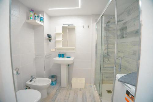 a bathroom with a shower and a sink and a toilet at Piso Paraíso vicino al mare in Maspalomas