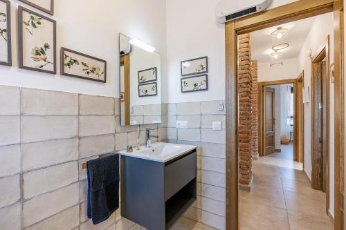 ein Bad mit einem Waschbecken und einem Spiegel in der Unterkunft La Parva - Casa rural Eralta in Dúrcal