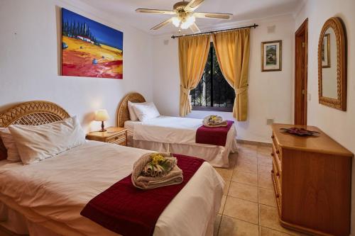 pokój hotelowy z dwoma łóżkami i oknem w obiekcie Casa Hawkeshead - LH108 By Villas Now Ltd w mieście Playa Blanca