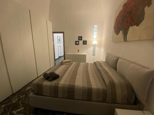 una camera da letto con un letto grande in una stanza di INANNA HOME a Bari