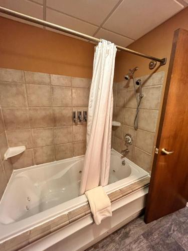 Ein Badezimmer in der Unterkunft The Common Man Inn, Spa & Lodge