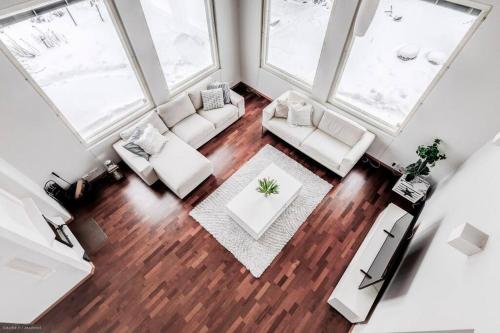 uma vista superior de uma sala de estar com mobiliário branco em Grand Villa Kivistö near Helsinki airport em Vantaa