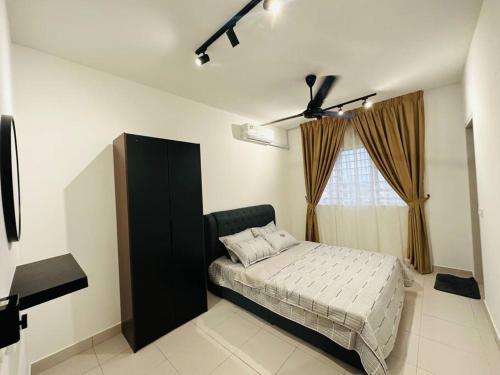 1 dormitorio con 1 cama y ventilador de techo en Homestay Ecohill Semenyih, en Semenyih