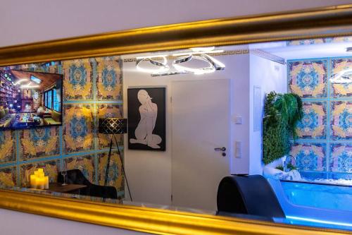 luxury Love Room Spa Whirlpool Jacuzzi في نورنبرغ: مرآة في غرفة مع انعكاس للغرفة