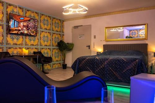 1 dormitorio con cama y pared con papel pintado colorido en luxury Love Room Spa Whirlpool Jacuzzi, en Núremberg