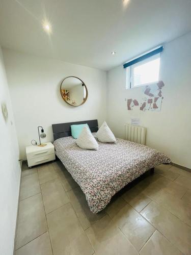 une chambre avec un lit et un miroir au mur dans l'établissement New flat near Paris-Stade de France, à Aubervilliers