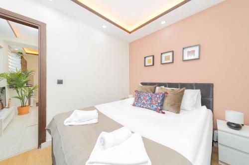Postel nebo postele na pokoji v ubytování Modern Well Appointed Flat in Antalya Muratpasa