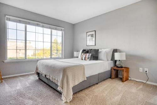Ένα ή περισσότερα κρεβάτια σε δωμάτιο στο Sunnyvale 2BR w AC Parking Pool nr Apple SFO-662