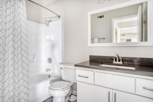 Ένα μπάνιο στο Sunnyvale 2BR w AC Parking Pool nr Apple SFO-662
