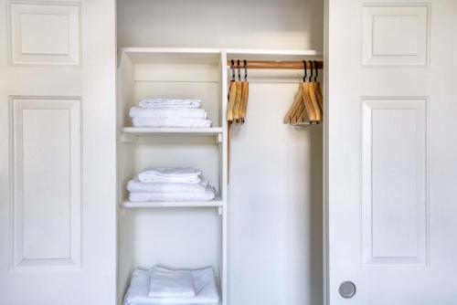 a closet with white towels and a door at Sunnyvale 1BR w WD Pool Gym near Googleplex SFO-1112 in Sunnyvale