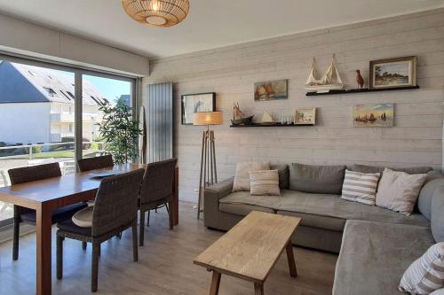 un salon avec un canapé et une table dans l'établissement Kêr Mamette Bel Appartement en bord de mer, à Quiberon
