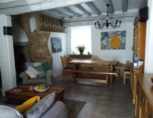 ein Wohnzimmer mit einem Tisch und einem Esszimmer in der Unterkunft L'Occitania Chambre d'hotes in Puivert