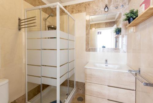uma casa de banho com um chuveiro e um lavatório. em City Centre TEATRO em Málaga