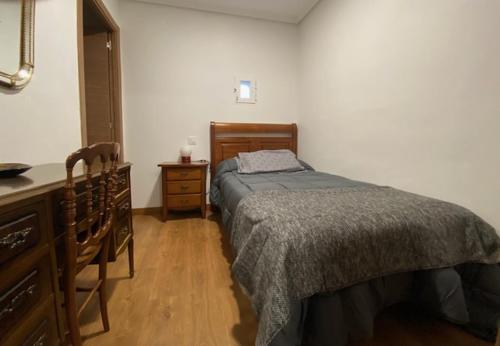 1 dormitorio con 1 cama, vestidor y escritorio en AS REGATEIRAS casa próxima a las termas en Ourense