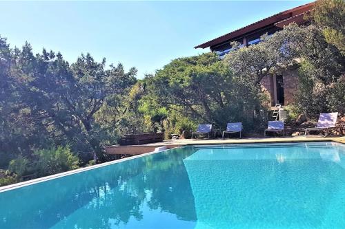 une piscine devant une maison dans l'établissement maison-a-sulana-palombaggia, à Porto-Vecchio