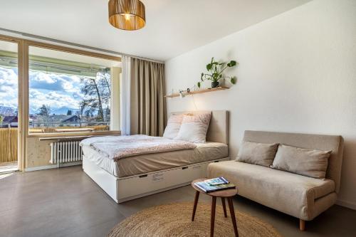 una camera con letto, divano e finestra di Ferienwohnung Bodensee a Lindau