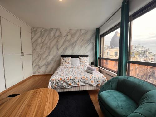 une chambre avec un lit, une table et un canapé dans l'établissement Studio Champs-Elysées - HALA PARIS, à Paris