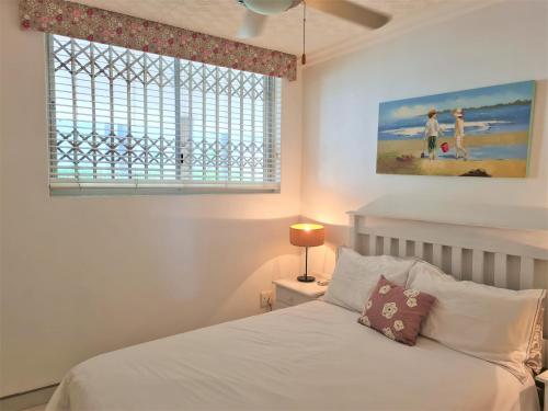 Un dormitorio con una cama blanca y una ventana. en Santorini 203A, en Margate