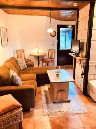 a living room with a couch and a table at Töpferweg 06 Georgia in Ahrenshoop