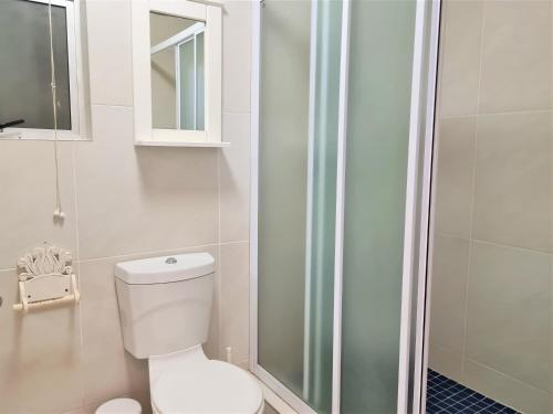 Un baño con inodoro y ducha en Santorini 203A, en Margate