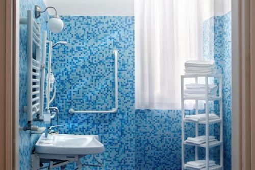 bagno piastrellato blu con lavandino e doccia di Palazzo Sant'Antonio a Napoli