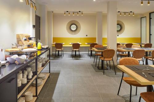 a restaurant with tables and chairs in a room at HOTEL ARRIZUL CATEDRAL in San Sebastián