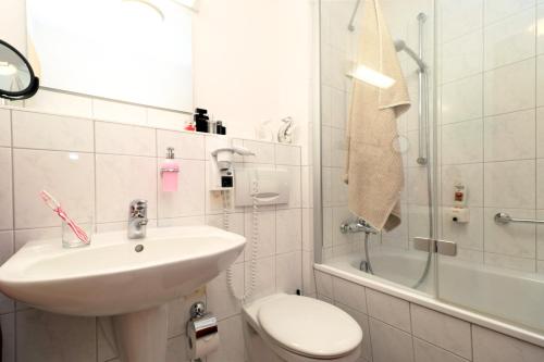 y baño con lavabo, aseo y ducha. en Ferienzimmeranlage Deutsches Haus Deutsches Haus App 39 en Wustrow