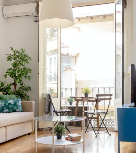 a living room with a couch and a table at City Centre TEATRO in Málaga
