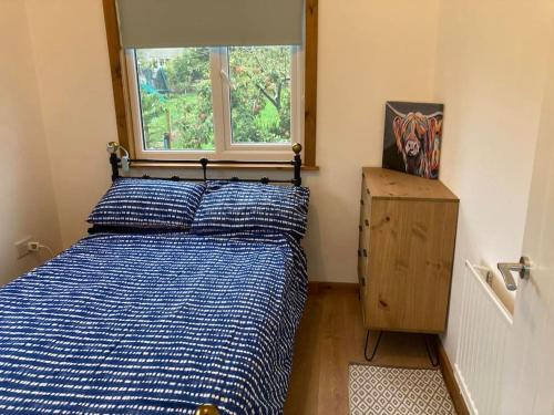 FeltonにあるThe Panthouse Lodgeのベッドルーム1室(青い掛け布団、窓付)