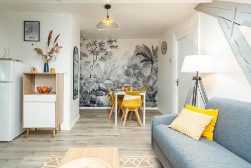 un salon avec un canapé bleu et une table dans l'établissement Le 38-GregIMMO-Appart'Hôtel, à Belfort