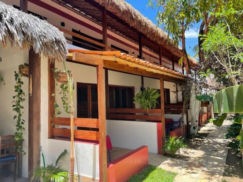 un hostal con techo de paja en Pousada MYM JERI ate 3x, en Jericoacoara