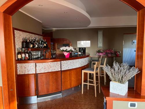un bar in una stanza con bancone e sedie di Hotel Meri 1956 Locanda e Cucina a Framura