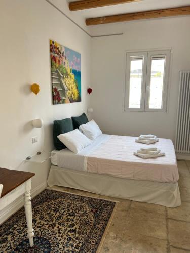 1 dormitorio con 1 cama grande en una habitación en Suite Battisti 7, en Lecce