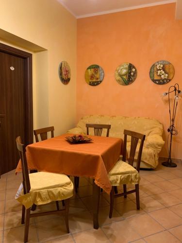 a dining room table with chairs and plates on the wall at B & B Il Giardino in Noto