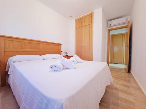 チクラナ・デ・ラ・フロンテーラにあるApartamentos Turísticos Taymarのベッドルーム1室(白いシーツが備わるベッド2台付)