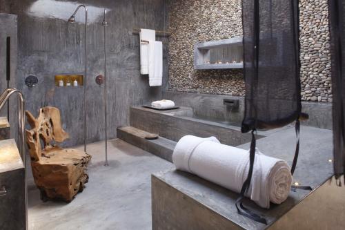 Areias do Seixo Hotel في سانتا كروز: حمام مع دش و لفة من ورق التواليت