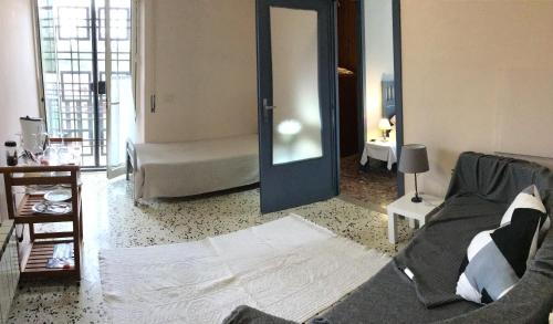 a living room with a couch and a blue door at casa Marilena in Tivoli