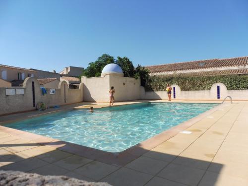 basen w budynku z ludźmi w wodzie w obiekcie SAMARIA VILLAGE Magnifique appartement 8 personnes Rochelongue Cap d'Agde w Cap d'Agde
