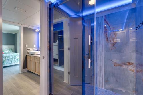 巴拿马城海滩Luxury Panama City Beach Condo with Boat Slip!的带淋浴的浴室(带蓝色灯光)