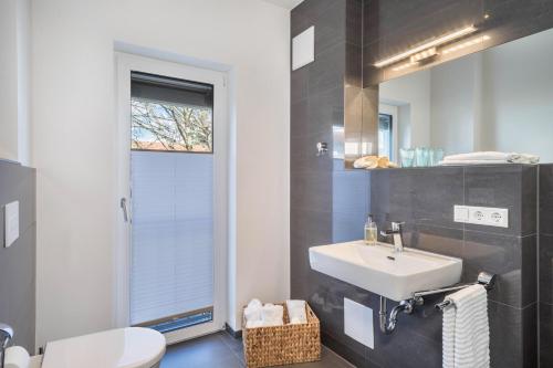 een badkamer met een wastafel en een toilet bij Parkside in Lindau