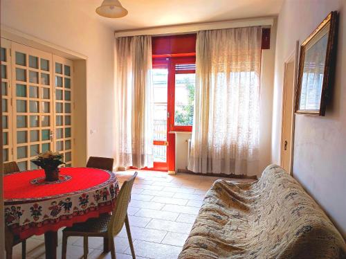 een woonkamer met een tafel en een bank bij Villetta Hydro 3 in Bagnolo del Salento