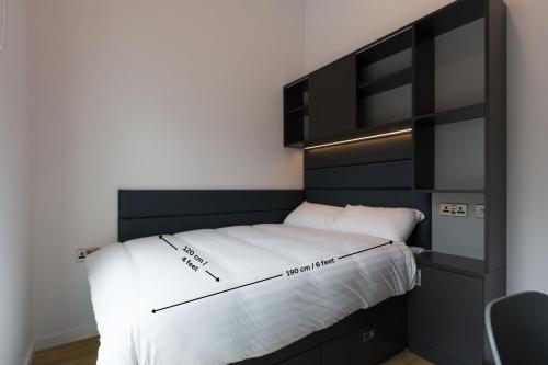 - une chambre avec un lit doté d'une tête de lit noire dans l'établissement Destiny Student - Tannery, à Dublin
