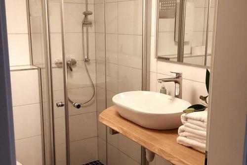 a bathroom with a sink and a shower at Charmante Altbauwohnung in Bad Kreuznach in Bad Kreuznach