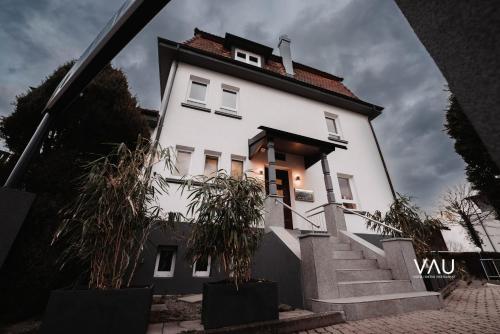 Biały dom ze schodami przed nim w obiekcie Vau w Stuttgarcie