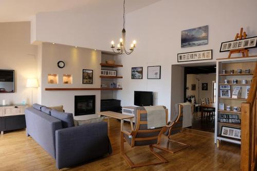 uma sala de estar com um sofá e uma mesa em Casa de pueblo adosada, en la zona rural de Gijón. em Gijón