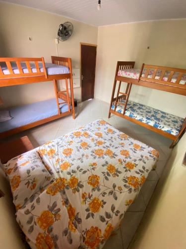 巴雷里尼亞斯的住宿－Lazer Hostel，客房设有两张双层床和一张带毯子的床。