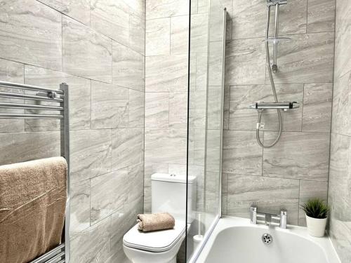 uma casa de banho com um chuveiro, um WC e uma banheira em Lavender house, beautiful central townhouse em Leamington Spa